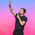 Non Stop traz Padre Patrick de volta aos holofotes com um espetáculo para rir e refletir.