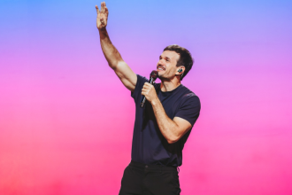 Non Stop traz Padre Patrick de volta aos holofotes com um espetáculo para rir e refletir.