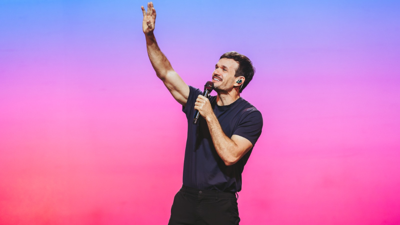 Non Stop traz Padre Patrick de volta aos holofotes com um espetáculo para rir e refletir.