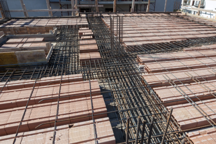 Descubra como painéis treliçados aceleram obras e mantêm o canteiro mais limpo em projetos contemporâneos.