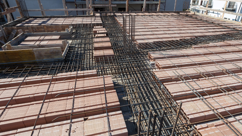 Descubra como painéis treliçados aceleram obras e mantêm o canteiro mais limpo em projetos contemporâneos.