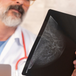 A mamografia de controle é fundamental para acompanhar alterações e garantir um diagnóstico seguro, explica Vinicius Tadeu Sattin Rodrigues.