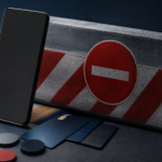 Smartphone sem textos legíveis ao lado de cartões bancários e elementos abstratos de bloqueio digital, representando a proibição das apostas on-line