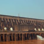 Vista aérea da usina hidrelétrica de Itaipu e do reservatório no rio Paraná.