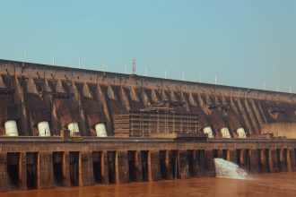 Vista aérea da usina hidrelétrica de Itaipu e do reservatório no rio Paraná.