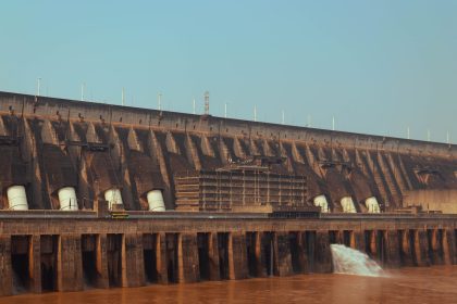 Vista aérea da usina hidrelétrica de Itaipu e do reservatório no rio Paraná.