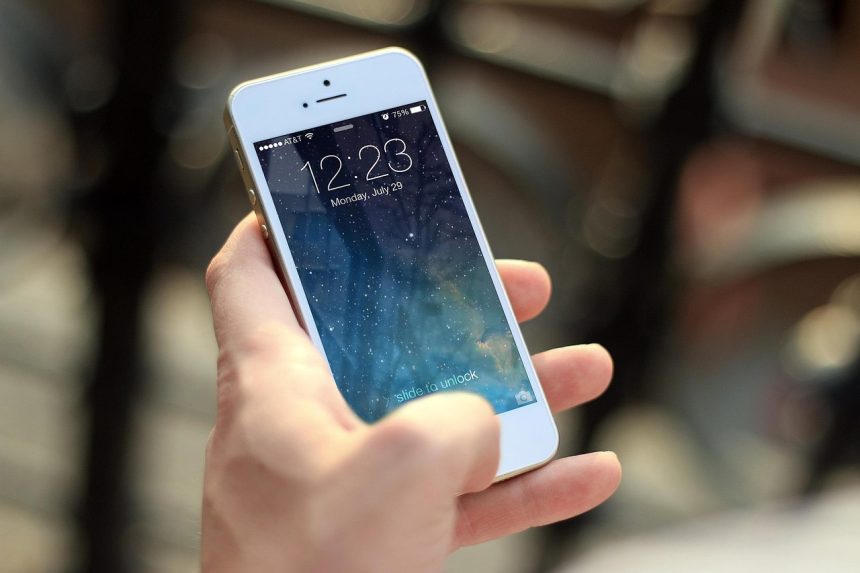 Pessoa segura um smartphone e navega pela tela.